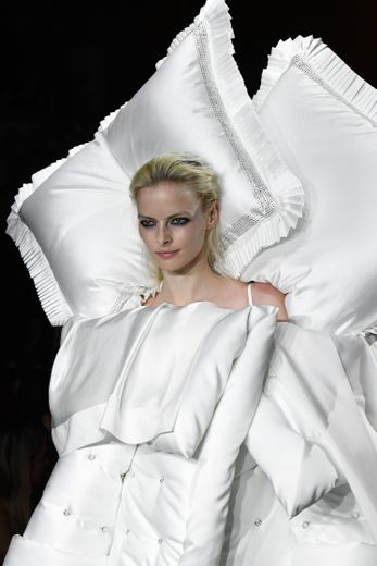 Même s'ils font partie intégrante de la tenue présentée par Viktor & Rolf, les oreillers figurent comme l'accessoire le plus fou - bien que pratique - de la semaine.
