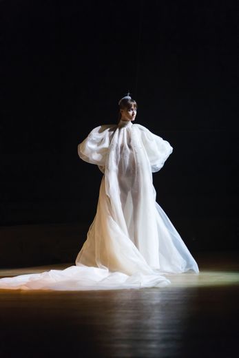 Volumineuse, la robe de mariée de Stéphane Rolland, un brin transparente, mêle organza blanc et cristaux.