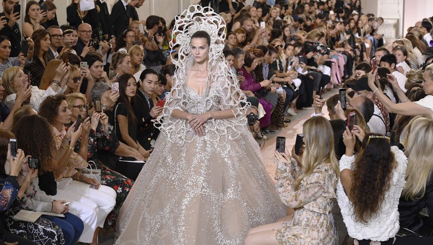 Particulièrement imposante, la robe de mariée d'Elie Saab adopte des lignes architecturales, enrichies de broderies et d'éléments en trois dimensions.