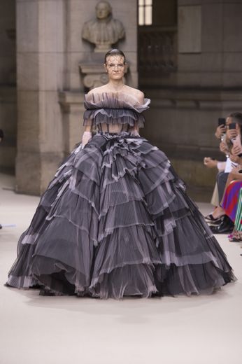 La robe de mariée de Galia Lahav se distingue par son volume, ses multiples volants, et ses différentes nuances de gris.