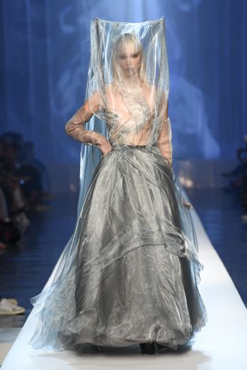 En organza, la robe de mariée de Jean Paul Gaultier s'inspire d'un nuage de fumée de cigarette, le thème du défilé du grand couturier.