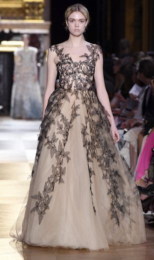Schiaparelli a imaginé une robe imposante en tulle ornée de broderies délicates que l'on pourrait amplement imaginer sur le red carpet des Oscars. Paris, le 2 juillet 2018.