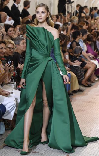 Cette robe Elie Saab, qui semble sculptée sur le corps du mannequin, se distinguera par sa couleur, et son raffinement. Paris, le 4 juillet 2018.