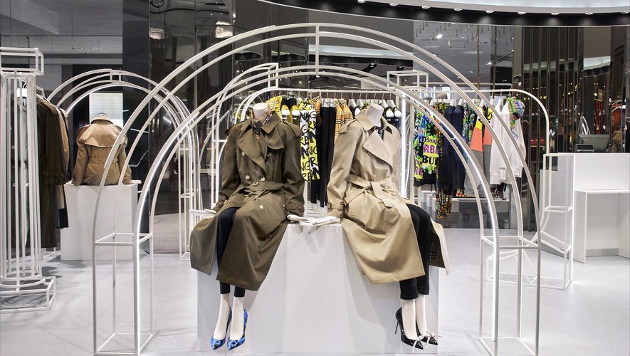 La collection de trecnh coats Heritage de Burberry sera au centre de ce pop-up store installé aux Galeries Lafayette.