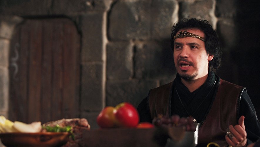 L'auteur et réalisateur de Kaamelott, Alexandre Astier, interprète le rôle du roi Arthur.