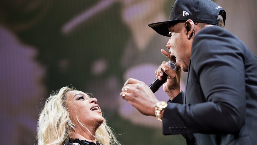 Jay-Z et Beyoncé, en concert dimanche soir au Stade de France, au nord de Paris, sont apparus vêtus d'un maillot de l'équipe de France frappé de deux étoiles, ajoutant à l'euphorie du public, a constaté une journaliste de l'AFP.
