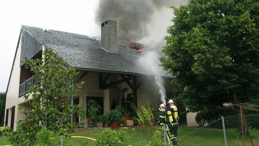 La toiture d’une maison détruite par un début d’incendie