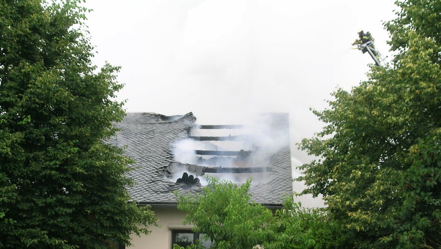 La toiture d’une maison détruite par un début d’incendie