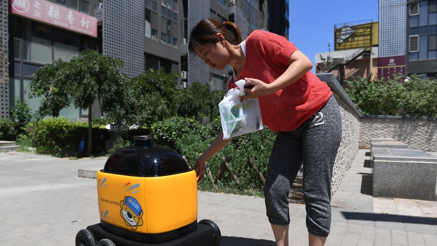 En Chine, des petits robots autonomes sur roues, équipés de GPS, de caméras et de radars commencent à livrer colis, courses et repas aux destinataires