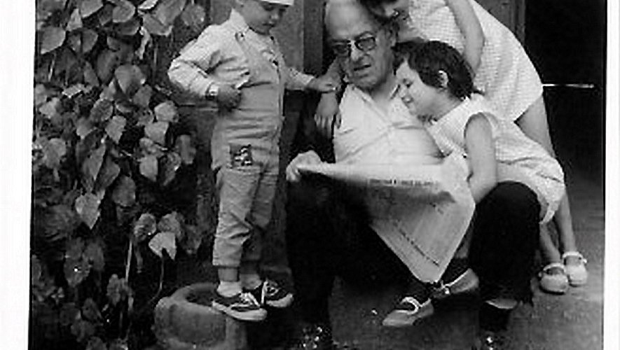 Nathalie Bauer sur les genoux de son grand-père, avec sa sœur Virginie et son frère Jean-Christophe.