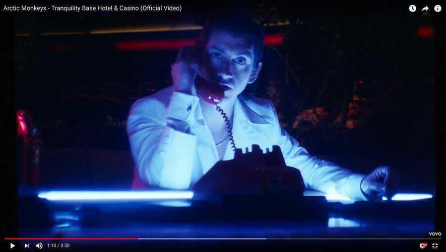 Alex Turner dans le dernier clip des Arctic Monkeys "Tranquility Base Hotel & Casino".