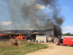 Un bâtiment agricole part en fumée à Sénergues