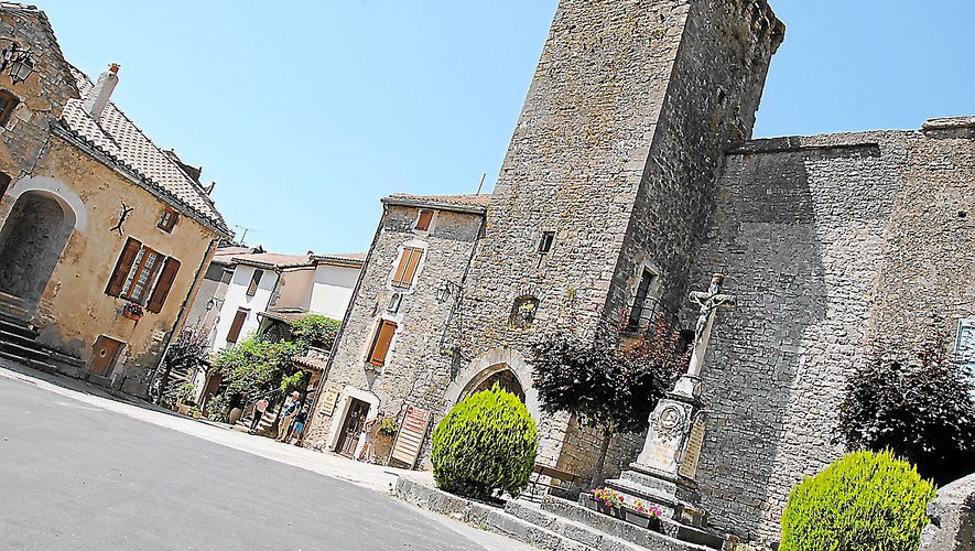 Sainte-Eulalie, village typique où les visiteurs prendront plaisir à flâner dans les remparts et rencontrer les artisans d’art.