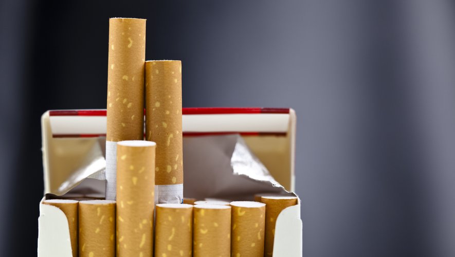 Le prix moyen du paquet de 20 cigarettes reste stable à 7,90 euros, avec des tarifs allant de 7,60 euros et 9,30 euros et "près de la moitié des paquets de 20 cigarettes à toujours un prix égal ou supérieur à 8 euros"