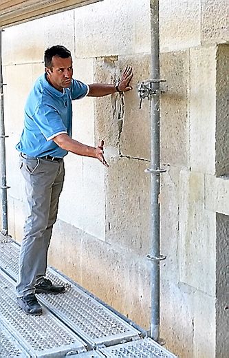 Dominique Vermorel, à la tête d’une cinquantaine d’ouvriers contrôle l’avancement des travaux.