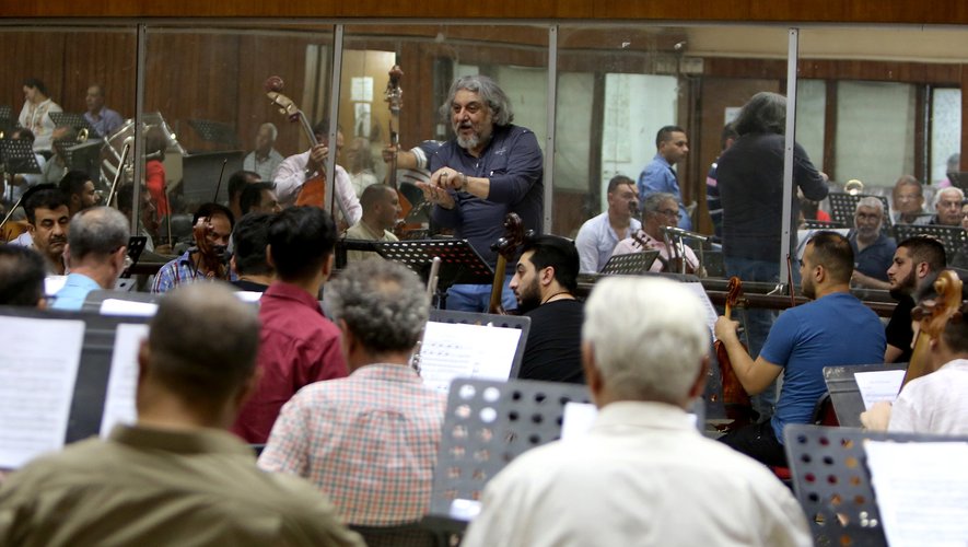 Mohammad Amine Ezzat tente d'insuffler son enthousiasme aux musiciens de l'orchestre symphonique d'Irak.