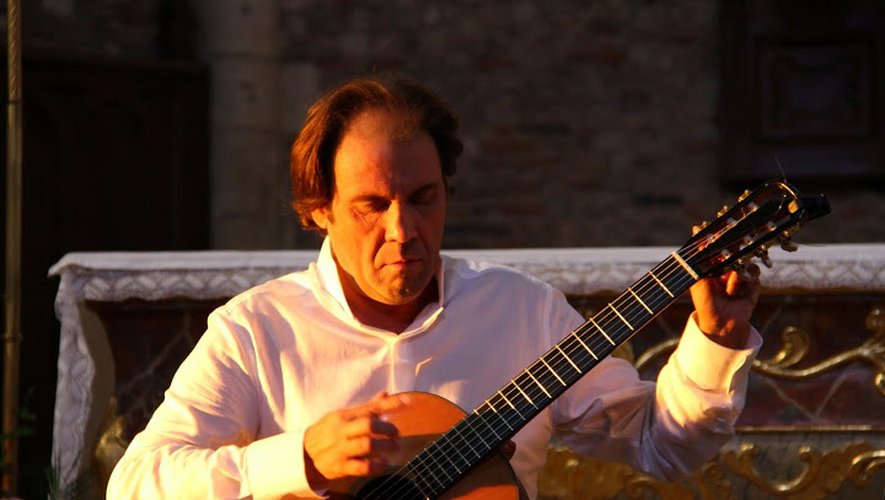 Le guitariste Philippe Cornier à l’église de Saint-Côme-d’Olt
