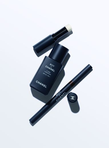 La maison Chanel annonce le lancement d'une première ligne de maquillage pour hommes.