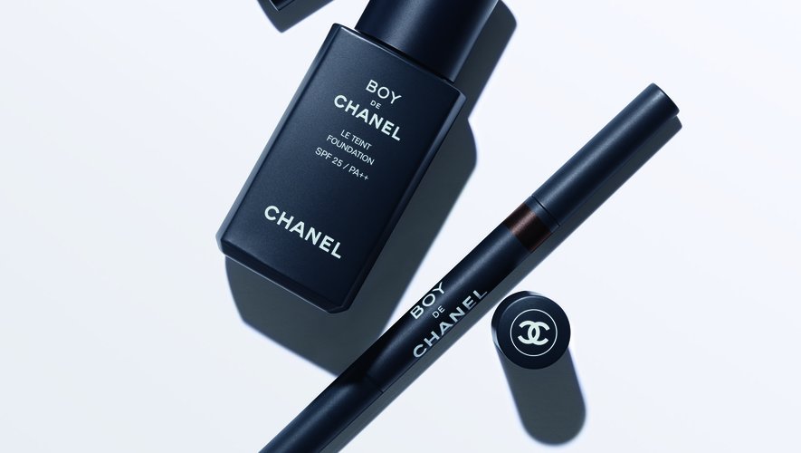La maison Chanel annonce le lancement d'une première ligne de maquillage pour hommes.