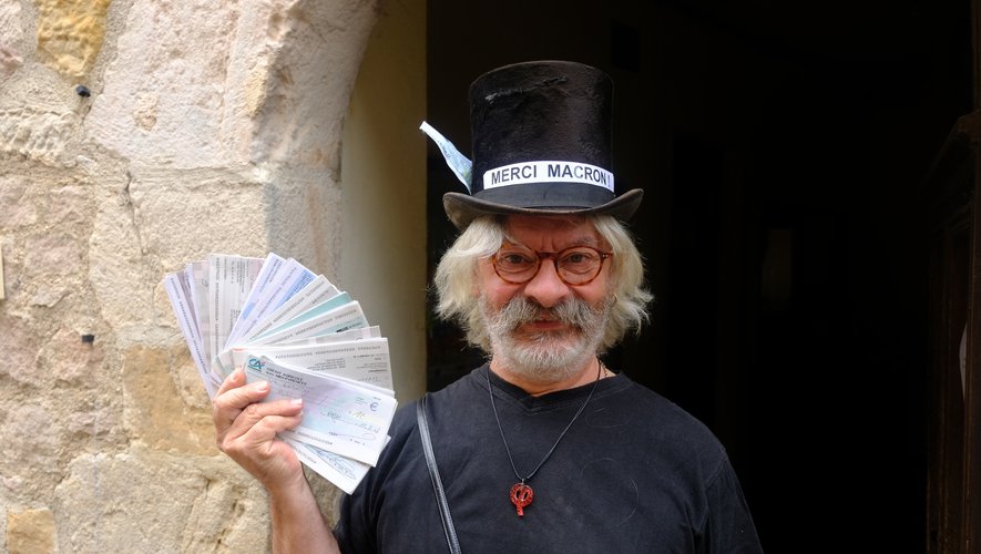 Régis Najac et ses 150 chèques de un euro de soutien. 