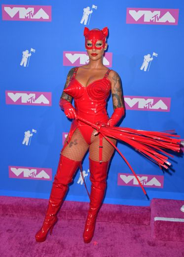 Amber Rose n'a pas fait dans la dentelle pour la cérémonie des MTV Video Music Awards. La jeune femme a opté pour la panoplie de Catwoman, en rouge vif, avec un body très échancré agrémenté d'un soutien-gorge conique. New York, le 20 août 2018.
