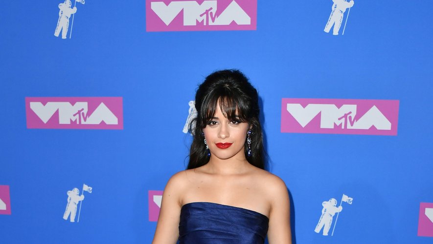 La chanteuse Camila Cabello a elle aussi fait le choix de la couleur, arborant une robe tie & dye signée Oscar de la Renta. New York, le 20 août 2018.