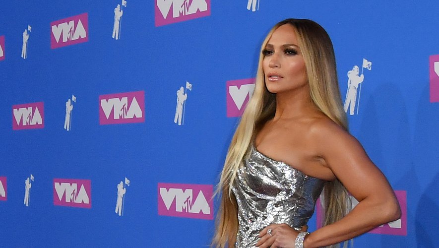 Très attendue, Jennifer Lopez a fait sensation dans une robe asymétrique et fendue, d'un argenté scintillant, signée Atelier Versace. New York, le 20 août 2018.