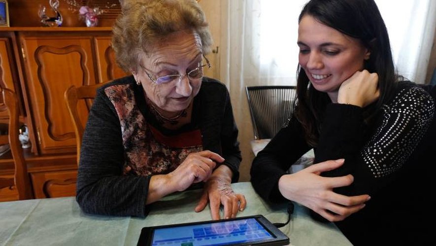Josette, 78 ans, est ravie d’apprendre à utiliser des tablettes grâce à la venue hebdomadaire de Marion Balmes, en service civique au CCAS de Decazeville. 