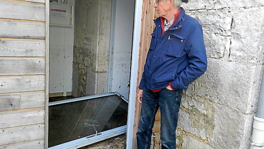 Le maire de Saint-Rémy, Alain Queste, constate les dégâts sur le bâtiment communal du « Cercle », récemment réhabilité et dont la porte a cédé sous la pression du torrent d’eau. À l’intérieur tout a été dévasté.
