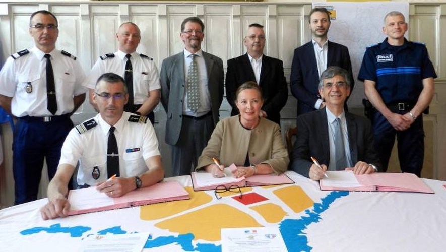 Le protocole a été signé par la préfète Catherine Sarlandie de la Robertie, l’adjoint au commandant de groupement de la gendarmerie de l’Aveyron, le lieutenant-colonel Tassa et le maire Serge Roques.