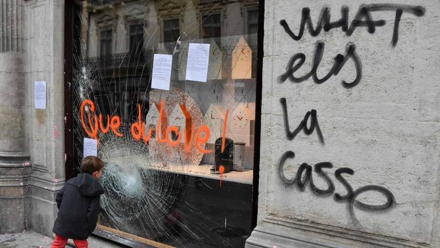 Des commerces ont été saccagés par une poignée de manifestants (Photo AFP).