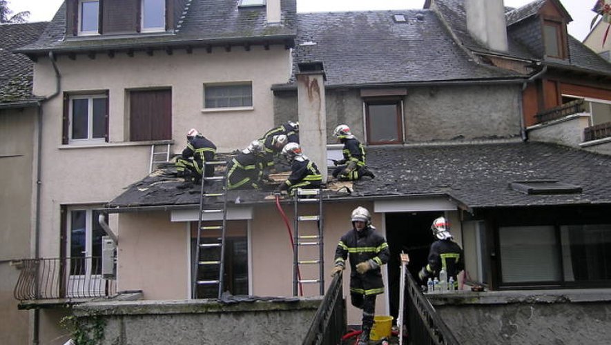 Les pompiers ont secouru la famille rapidement.
