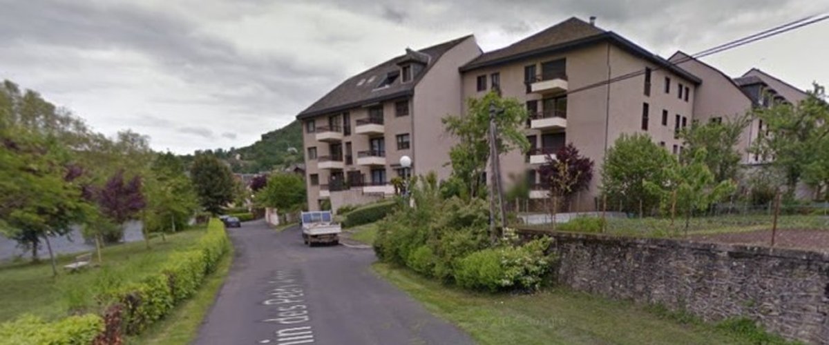 Aveyron : un feu se déclare à l'extérieur d'une menuiserie, une dizaine de  sapeurs-pompiers luttent contre les flammes 