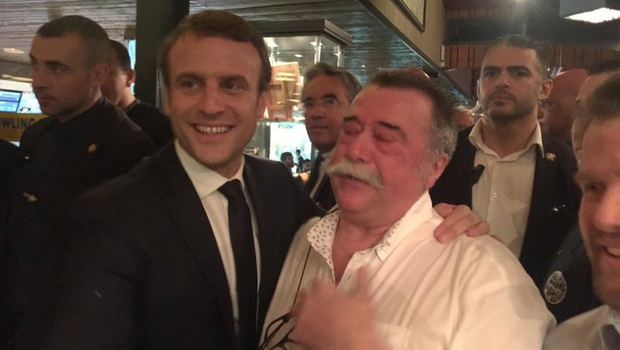 Emmanuel Macron en compagnie de Gilbert Bastide, patron du Bowling du Rouergue. 