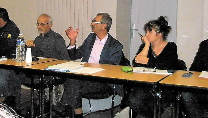 La réunion du conseil municipal en présence des deux conseillers départementaux du canton de Rodez : Evelyne Frayssinet et Bernard Saules.
