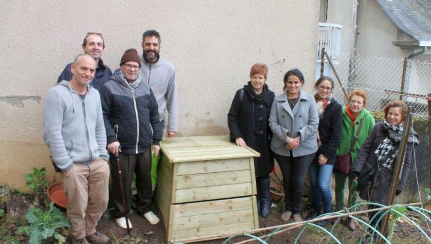 Déchets : un composteur collectif s’invite dans le jardin d’un immeuble de Rodez