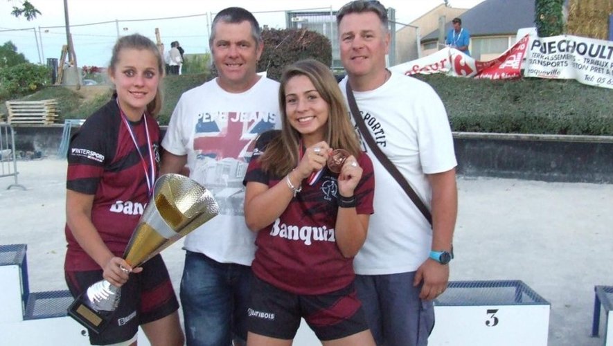Avec leurs pères respectifs, Roxane Delpoux, trophée en mains de championne de France adolescente -18, et Auriane Marty, sur le podium de cette même catégorie, l’an passé à Moyrazès.  