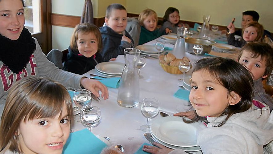 Les écoliers prennent leur repas au Relais de Lassouts.