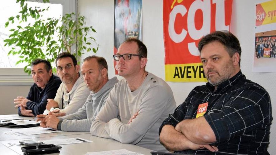 Les images sont parfois trompeuses : David Gistau (au centre), secrétaire général de l’Union CGT de l’Aveyron, et les représentants CGT cheminots, ne comptent pas rester les bras croisés. RDS