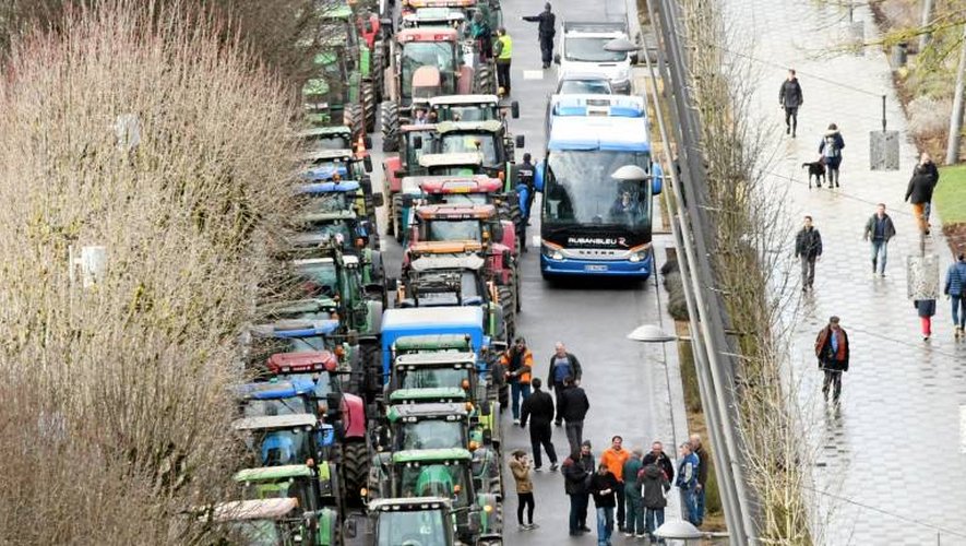 Une centaine de tracteurs étaient garés le long de l’avenue Victor-Hugo, à Rodez.