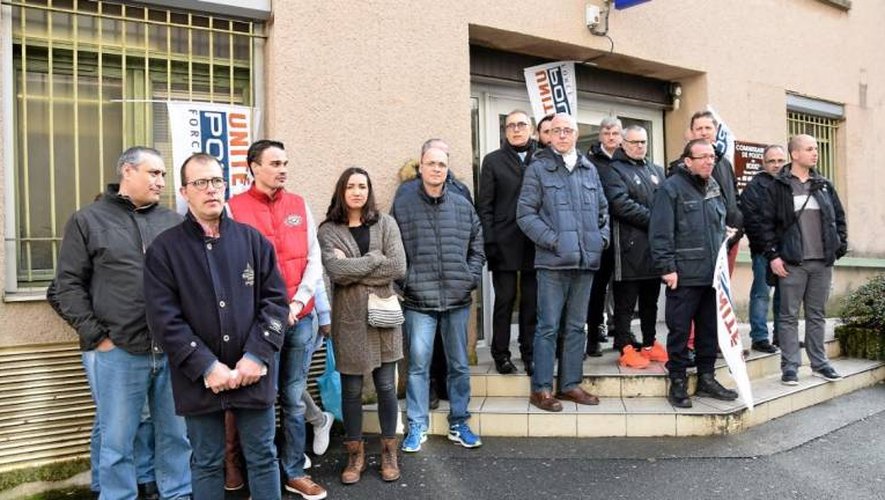 A Rodez, les fonctionnaires de police rassemblés devant le commissariat. 