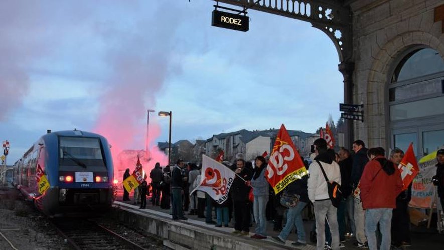 Une centaine de personnes se sont mobilisées samedi, en gare de Rodez.