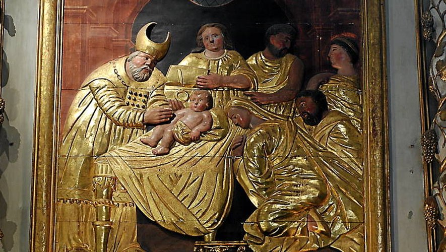La chapelle abrite un magnifique retable du XVIIe siècle, en bois peint et doré.