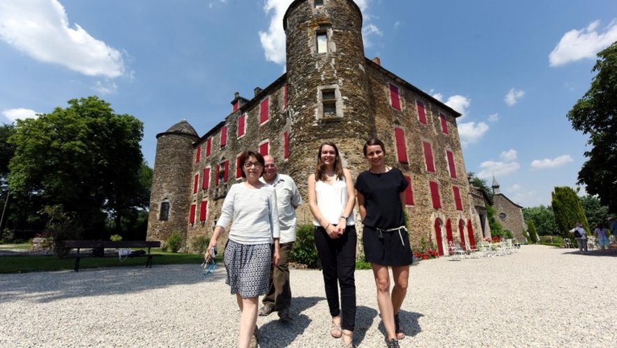 Pauline Farrenq et Laura Dazols de Dépêche Events, aux côtés de Corinne et Jean-Claude Putzola, les propriétaires du château du Bosc, devant l’ancienne demeure de Toulouse-Lautrec.