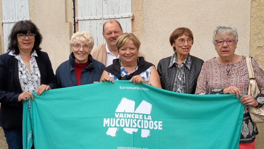Les membres du bureau du Clocher caussenard au côté de Françoise Fouet (à gauche), déléguée départementale de Vaincre la Mucoviscidose.