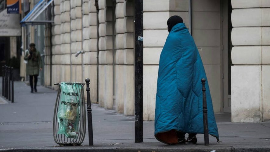 Photo d’archives d’un sans-abri emmitouflé dans un sac de couchage à Paris le 30 novembre 2017
