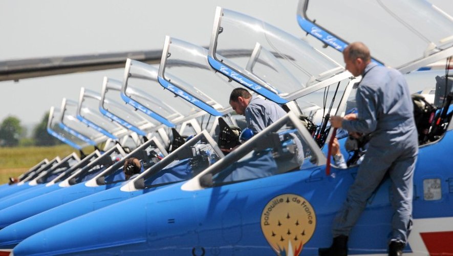 Les pilotes de la Patrouille de France prêts au décollage en 2015 sur le tarmac de l’aéroport. En médaillon, Romain Bethoux.