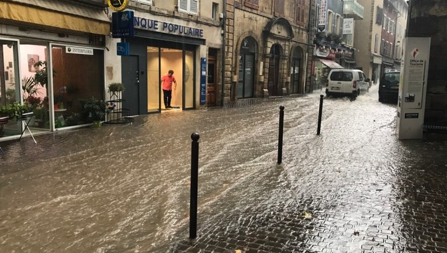 A Saint-Geniez d’Olt de très nombreux locaux commerciaux ont été inondés rue de l’hôtel de ville notamment. 