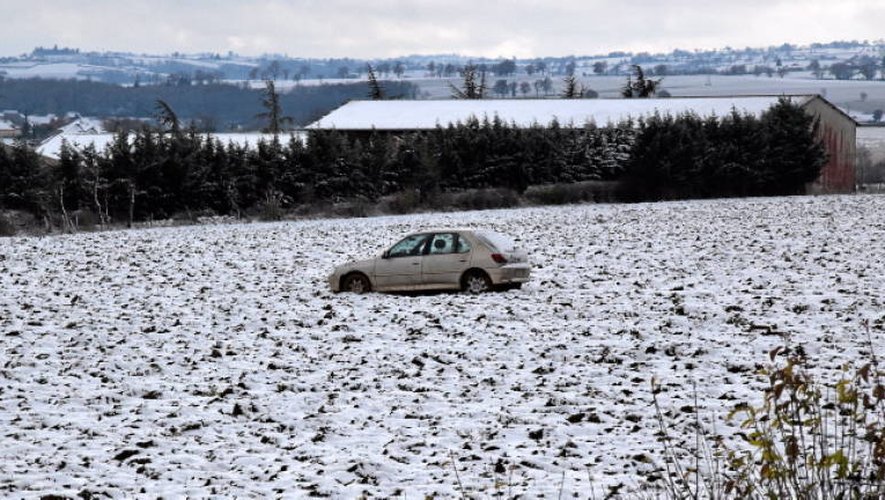 Vendredi matin, un véhicule était perdu au milieu d’un champ de neige à proximité du Trauc, à Rodez.