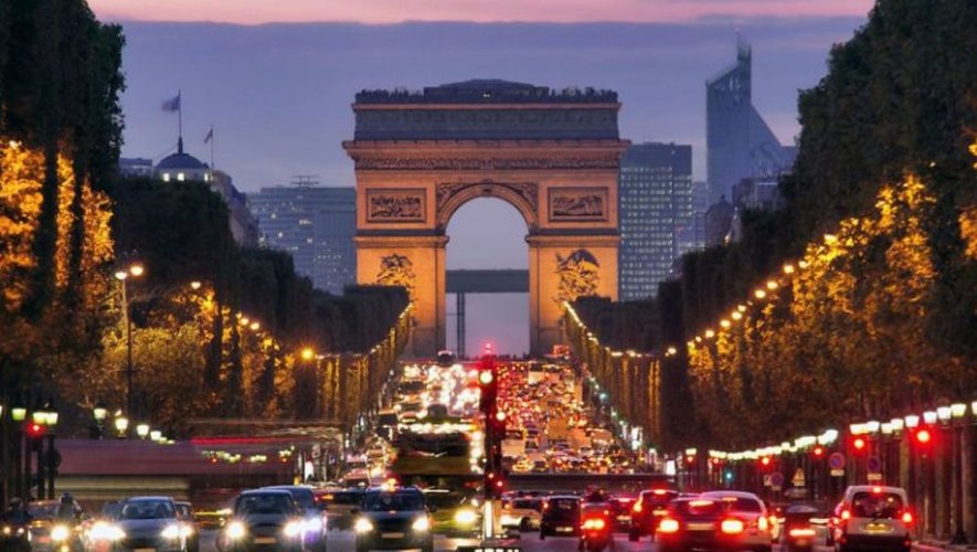 Fusillade aux Champs-Elysées à Paris: un policier tué, un autre blessé, l’assaillant «abattu»